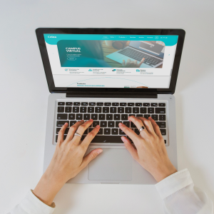 Imagen de portátil con página de inicio Celea. Estrenamos nueva web